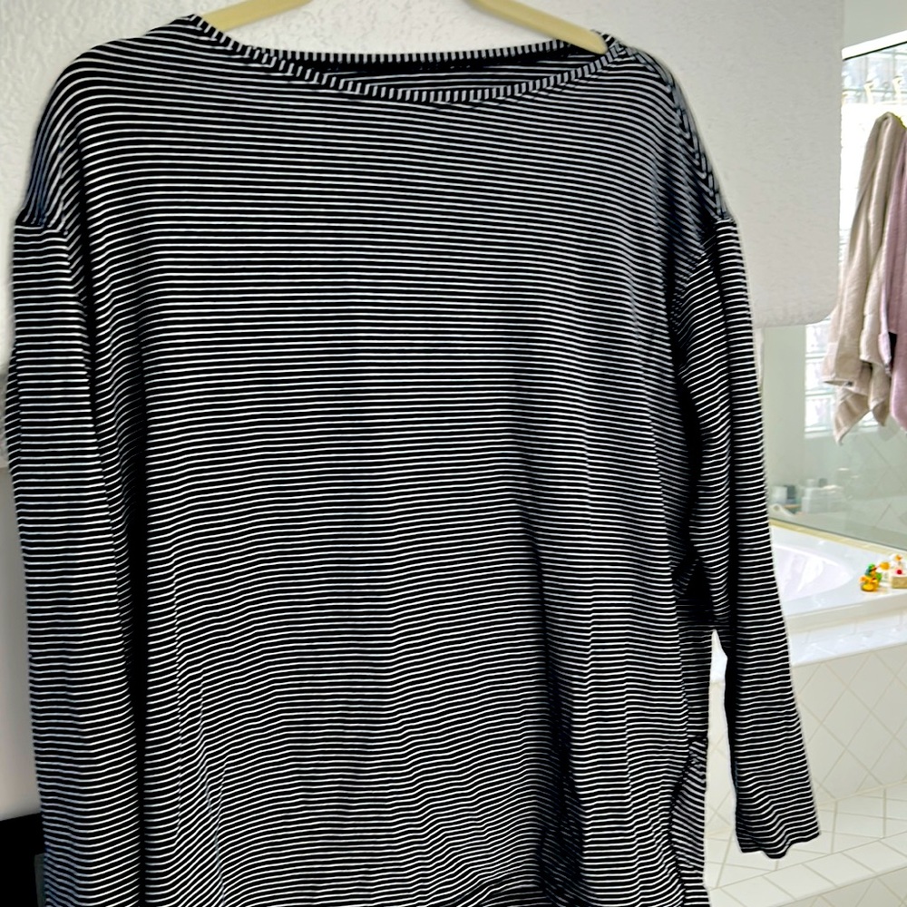 Lululemon long sleeve shirt black/white size 8